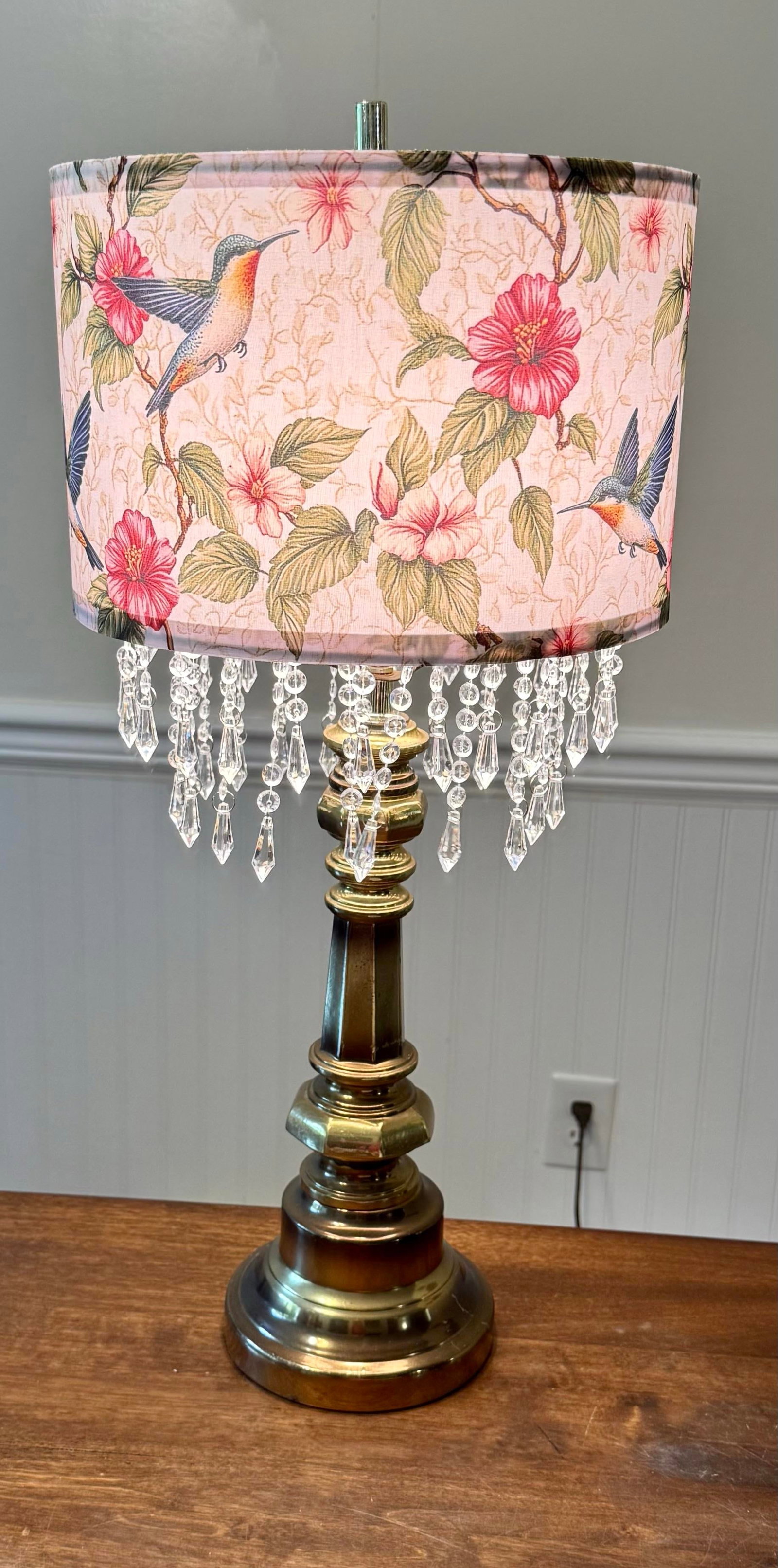 Mid 20th Century Hummingbird Floral Shade With Brass Toned Lamp - 7