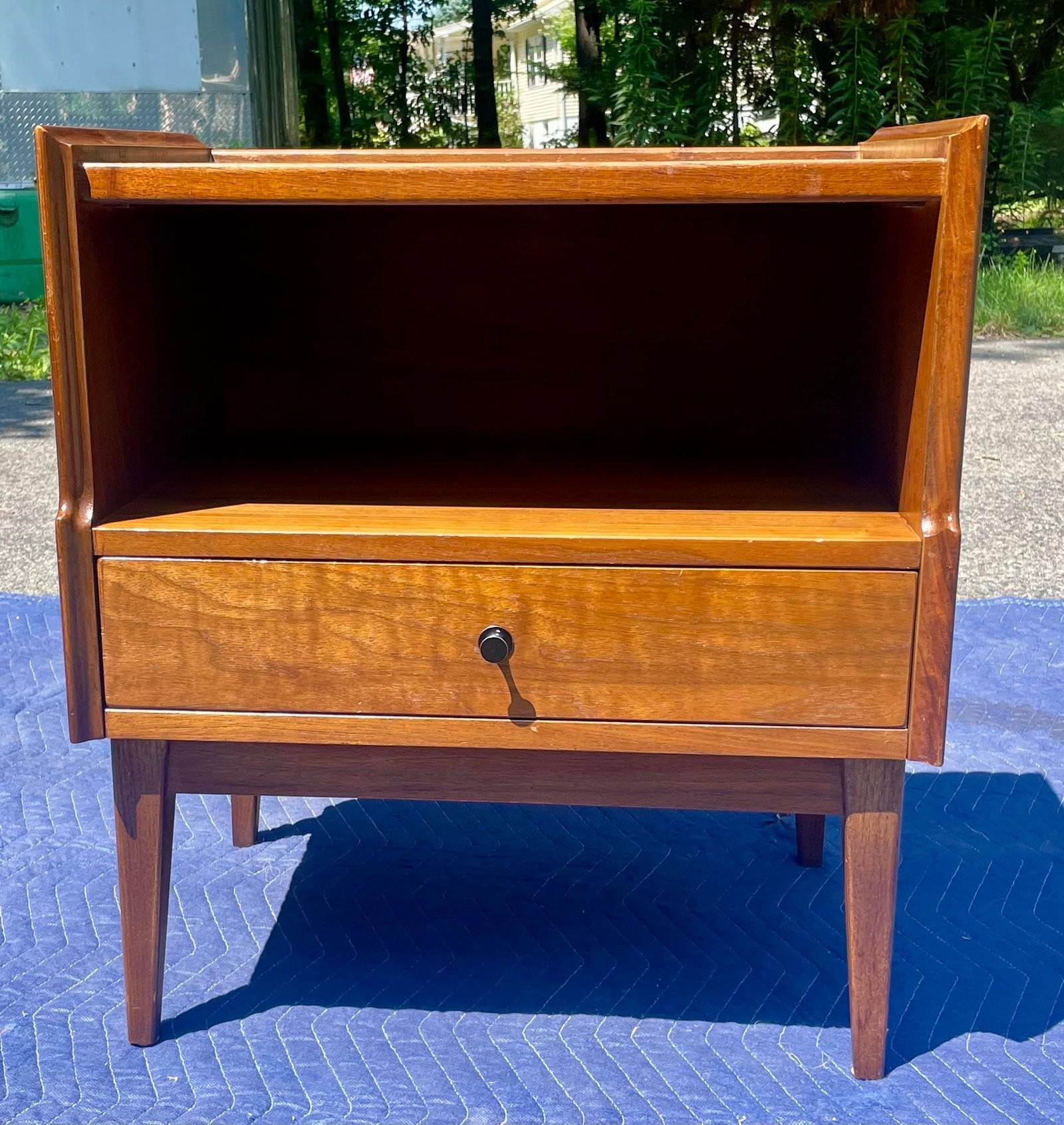 Mid 20th Century American of Martinsville Walnut Nightstands/End Tables MCM, Pair - 10