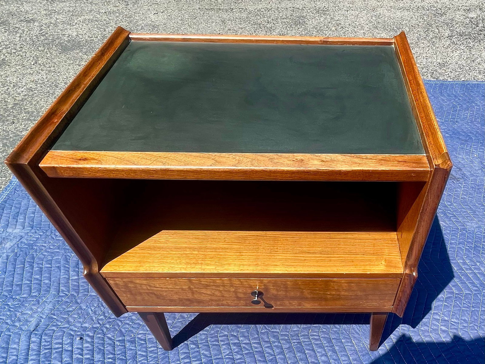 Mid 20th Century American of Martinsville Walnut Nightstands/End Tables MCM, Pair - 11