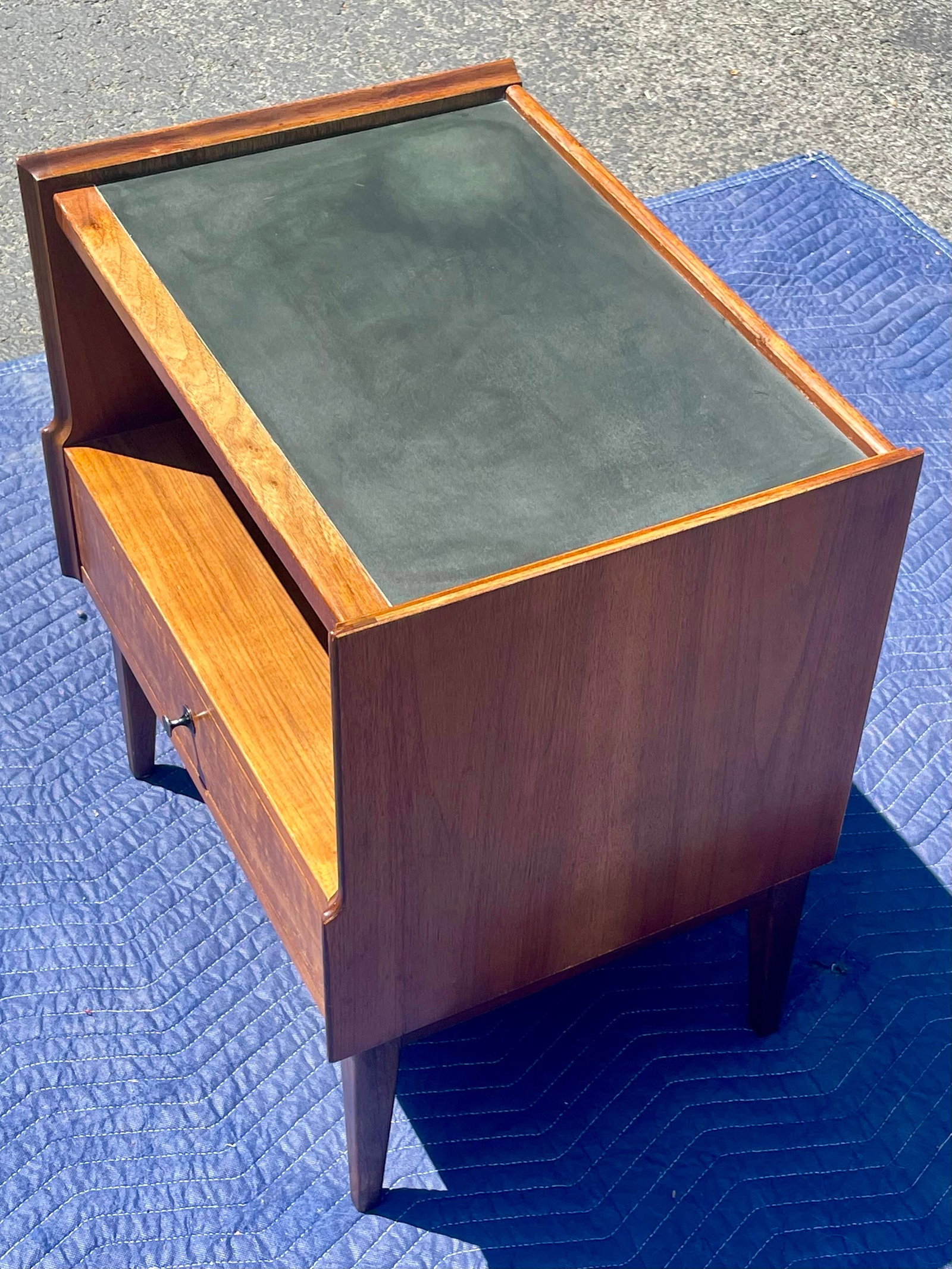 Mid 20th Century American of Martinsville Walnut Nightstands/End Tables MCM, Pair - 12