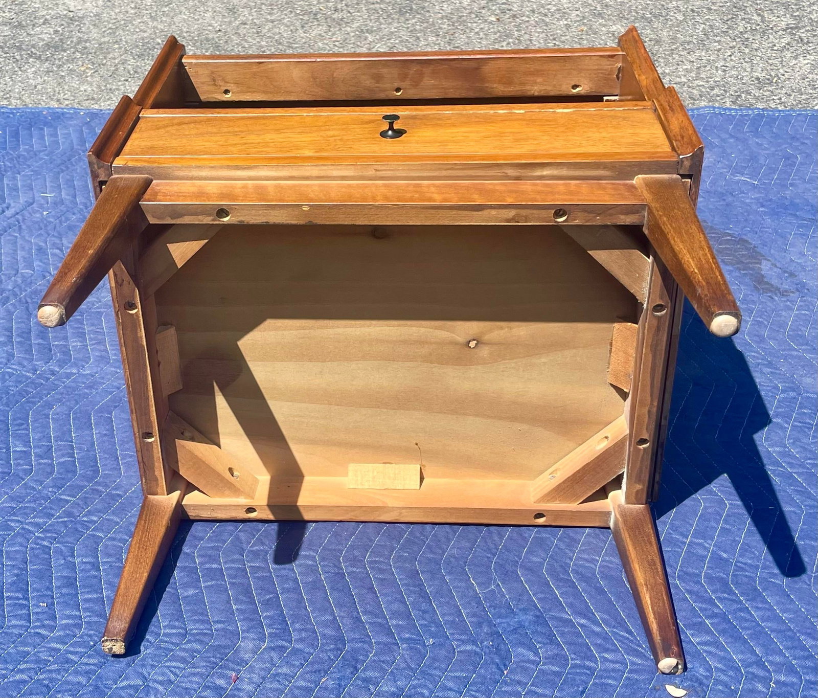 Mid 20th Century American of Martinsville Walnut Nightstands/End Tables MCM, Pair - 16