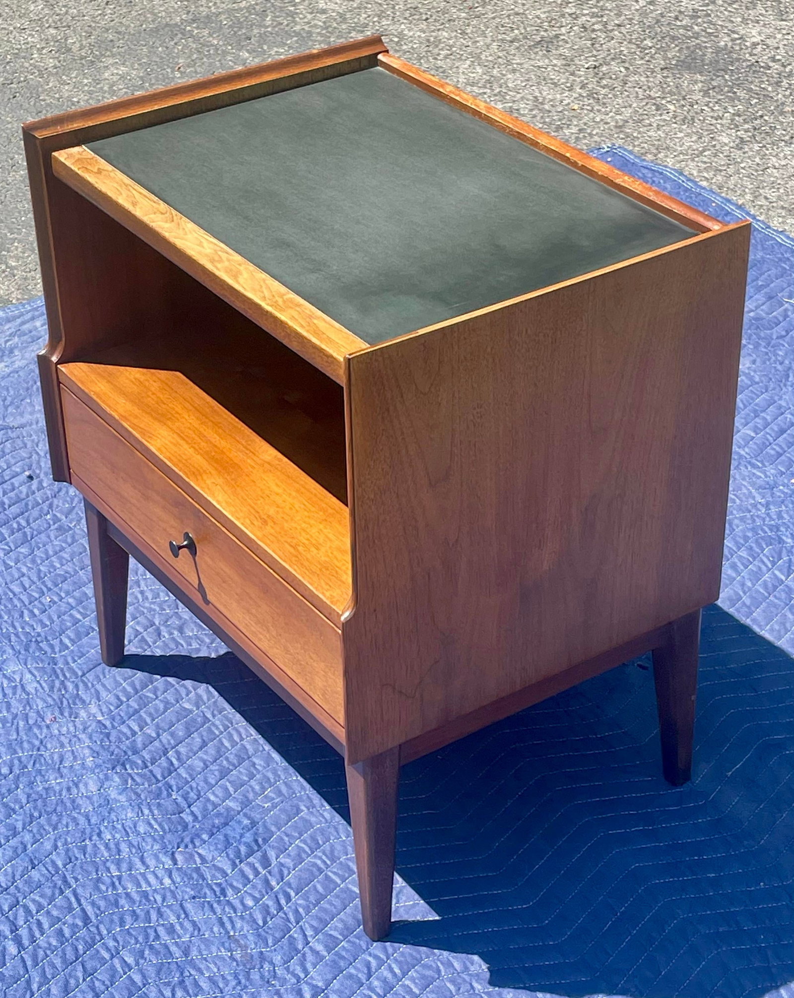 Mid 20th Century American of Martinsville Walnut Nightstands/End Tables MCM, Pair - 3