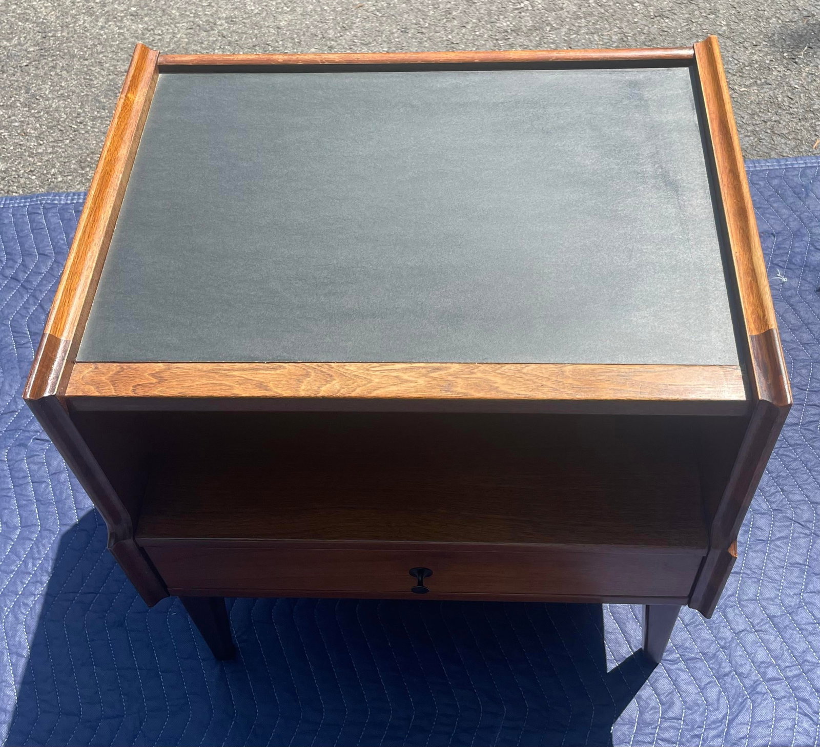 Mid 20th Century American of Martinsville Walnut Nightstands/End Tables MCM, Pair - 4