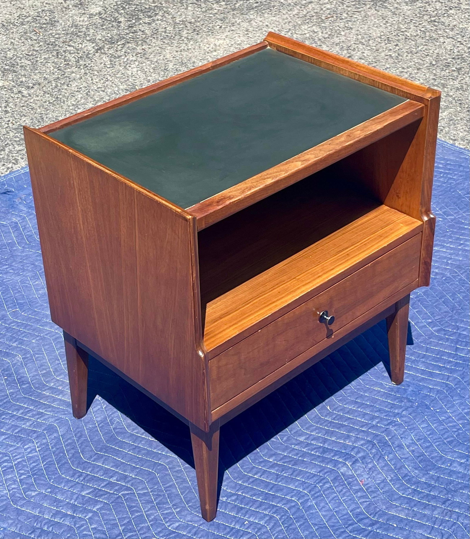 Mid 20th Century American of Martinsville Walnut Nightstands/End Tables MCM, Pair - 9