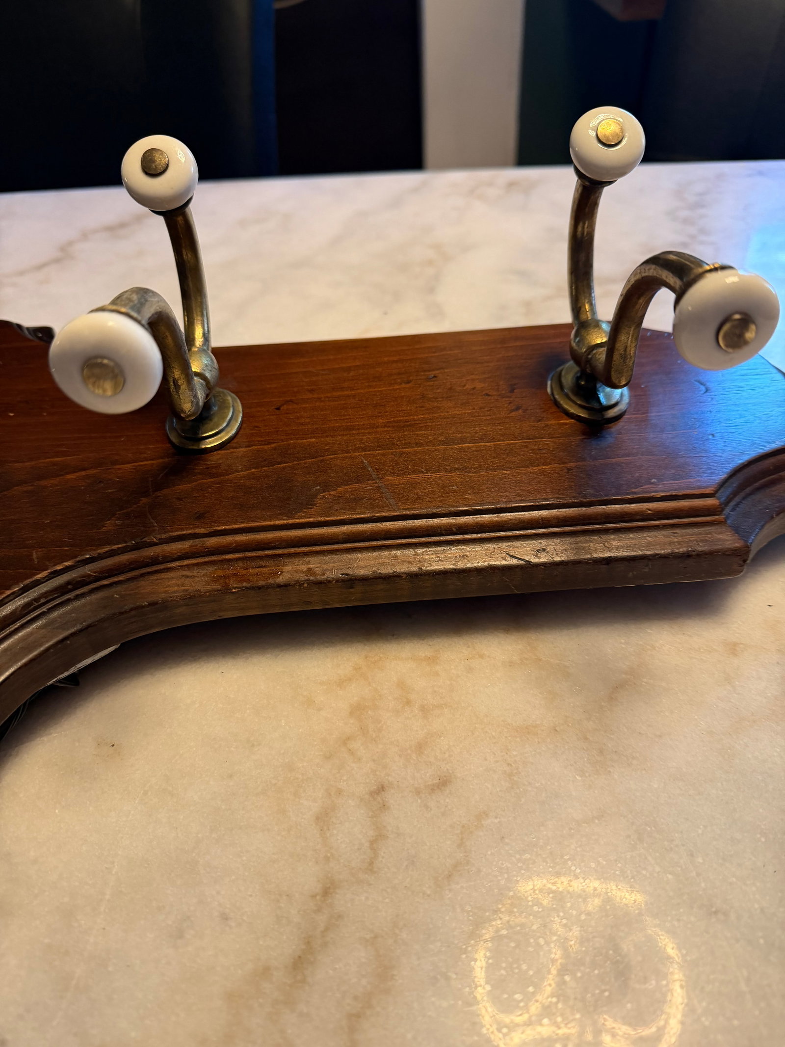 Vintage Ethan Allen Old Tavern Antiqued Pine Hall Mirror With Coat & Hat Hooks - 2