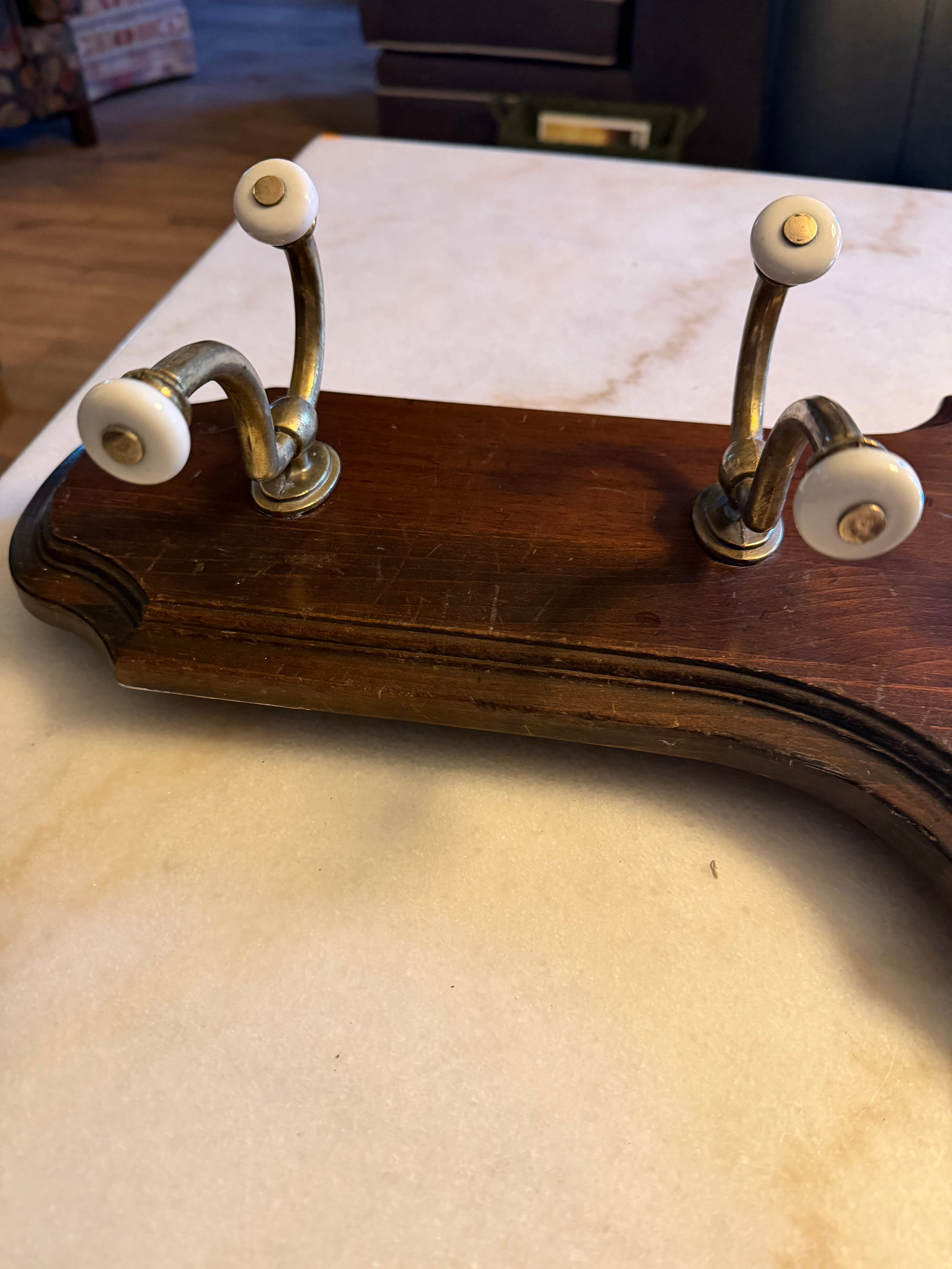Vintage Ethan Allen Old Tavern Antiqued Pine Hall Mirror With Coat & Hat Hooks - 4