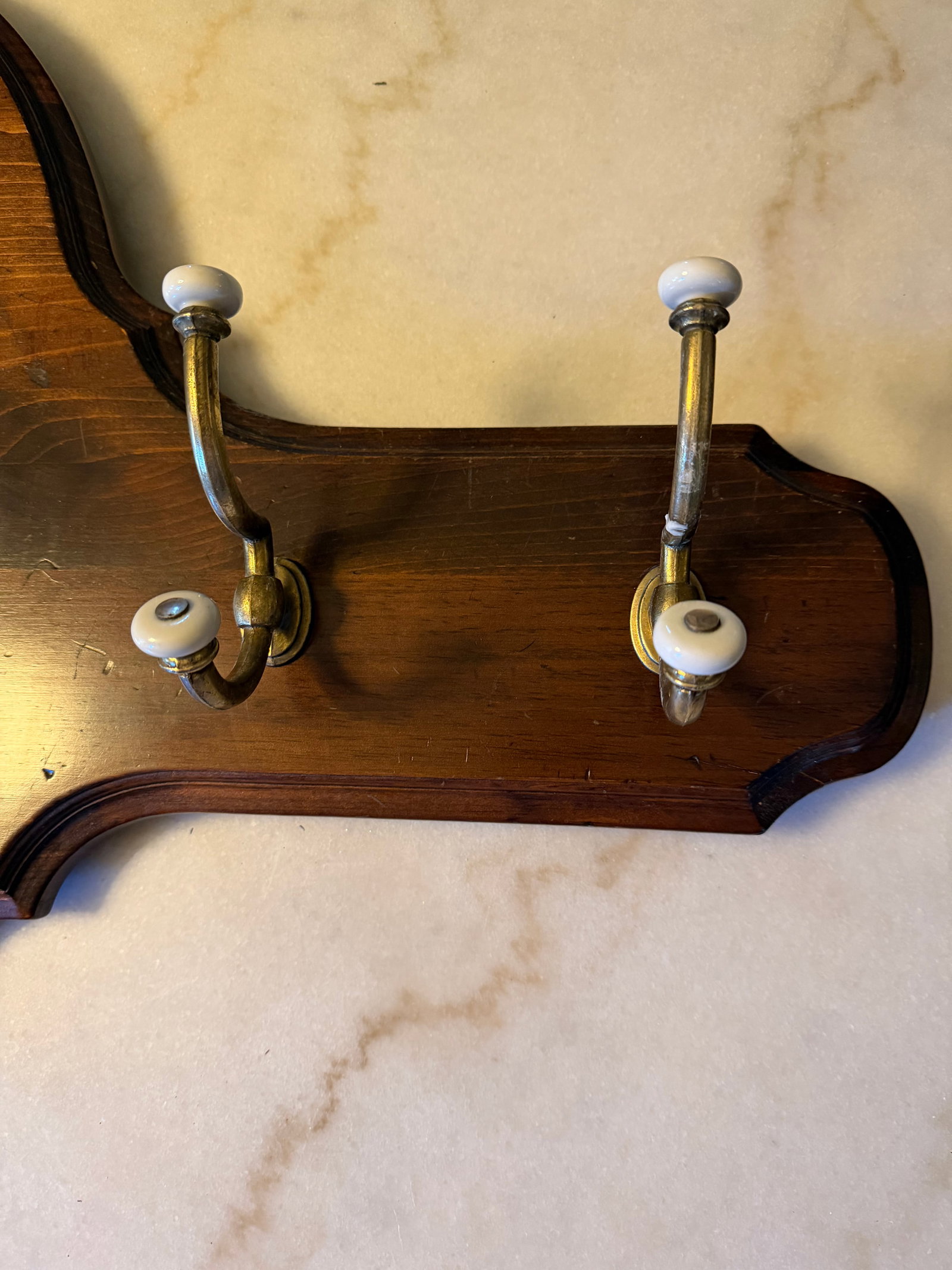 Vintage Ethan Allen Old Tavern Antiqued Pine Hall Mirror With Coat & Hat Hooks - 6