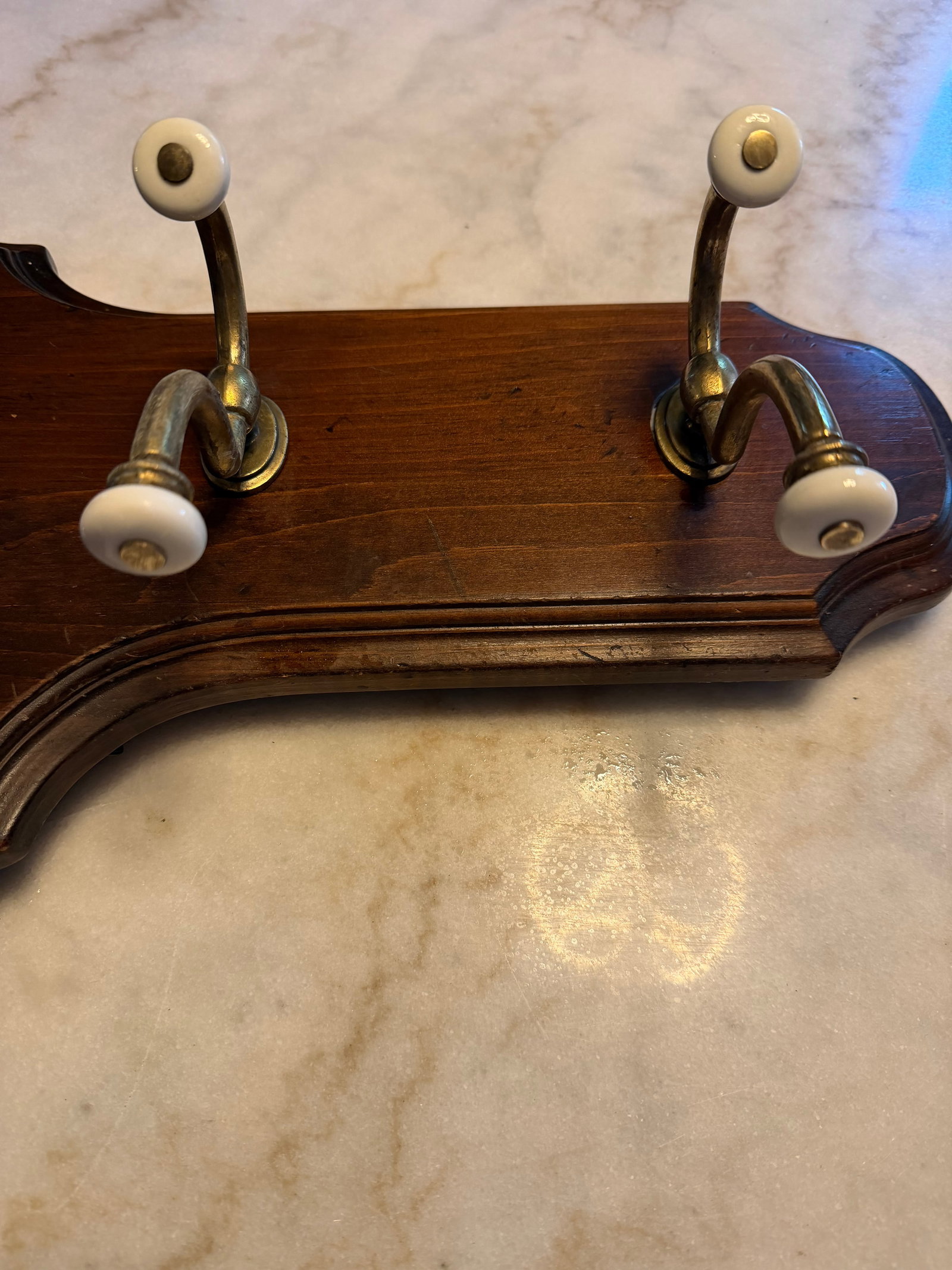Vintage Ethan Allen Old Tavern Antiqued Pine Hall Mirror With Coat & Hat Hooks - 7