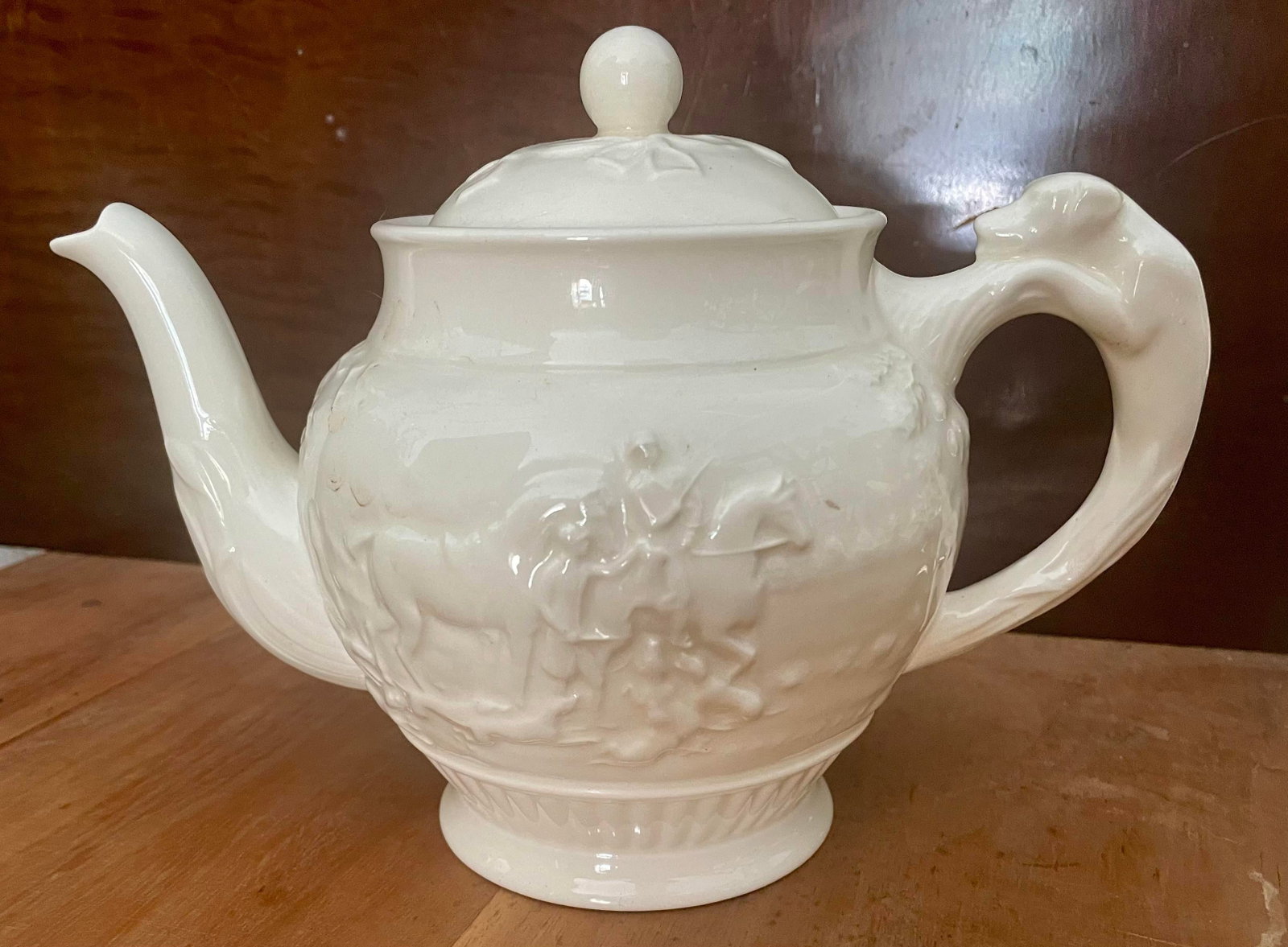 Mid 20th Century Wedgewood Devonshire Off-White Embossed Neoclassical Hunting Scene Teapot - 2