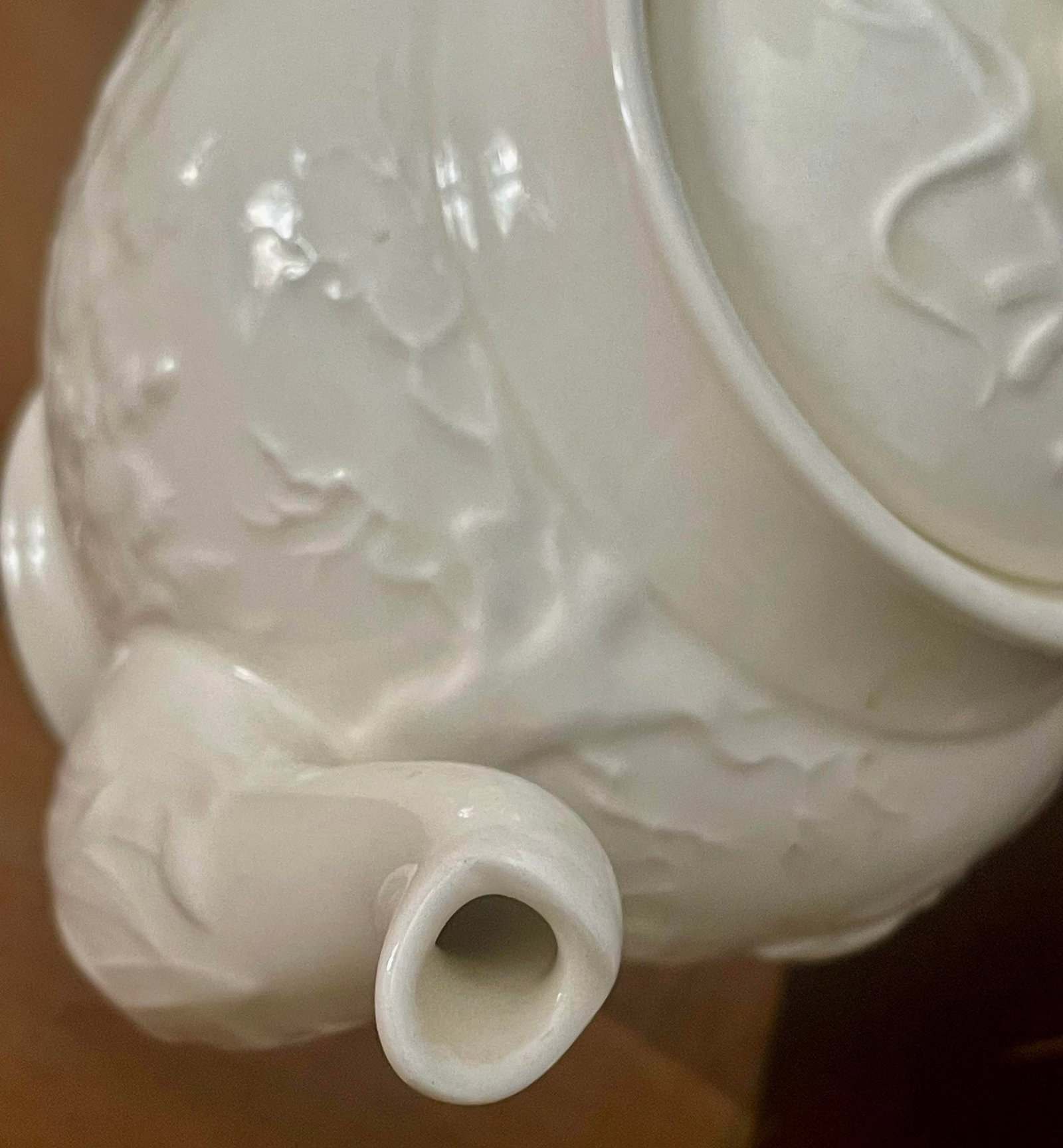 Mid 20th Century Wedgewood Devonshire Off-White Embossed Neoclassical Hunting Scene Teapot - 7