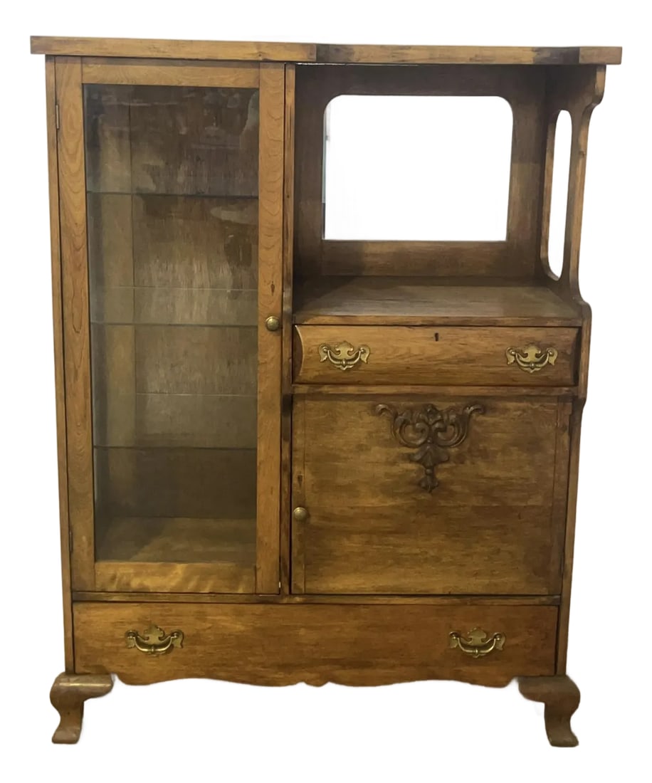 Antique American Victorian Oak Side-by-Side Curio Cabinet, C. 1895: Introduce grand Victorian character and versatile storage to your interior with this exceptional antique American oak side-by-side cabinet. Masterfully crafted circa 1895 during the height of the "Gol