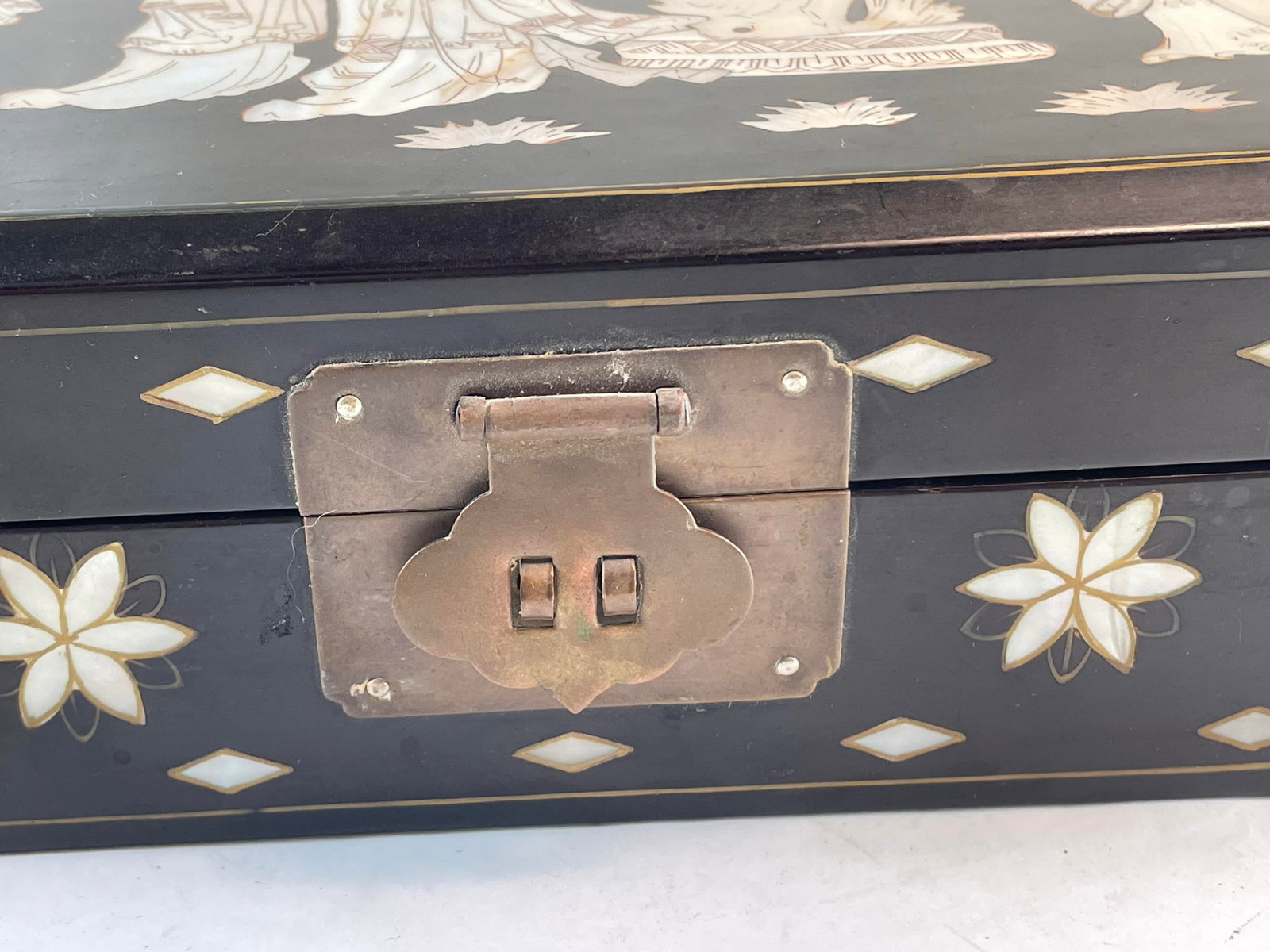 Mid 20th Century Asian Geisha Girl Scene Mother of Pearl Inlaid Black Lacquer Jewelry Box - 2