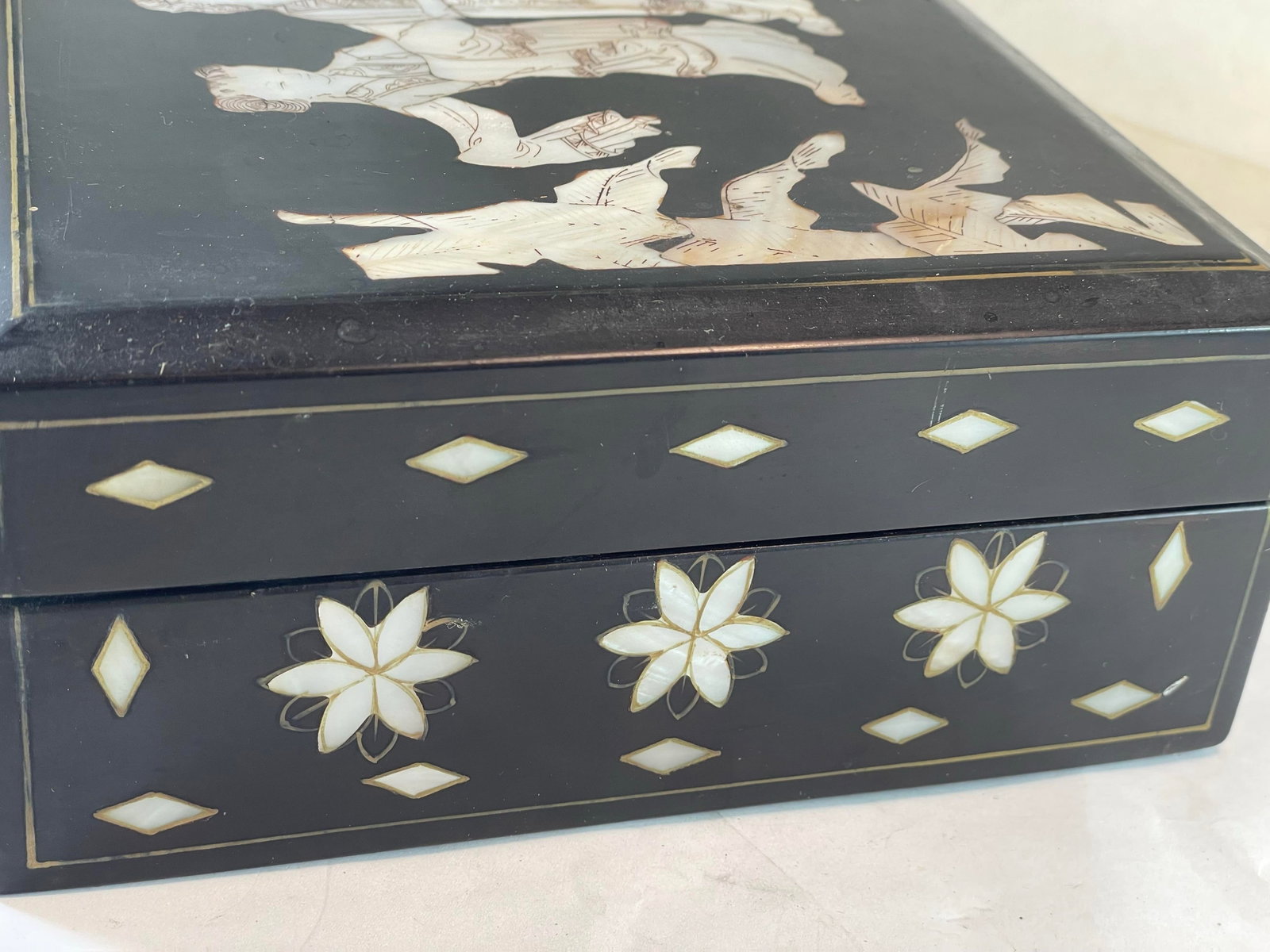 Mid 20th Century Asian Geisha Girl Scene Mother of Pearl Inlaid Black Lacquer Jewelry Box - 3