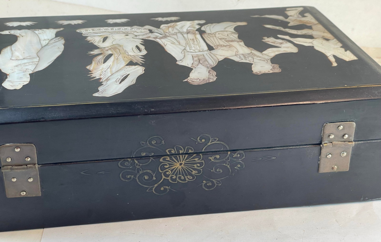 Mid 20th Century Asian Geisha Girl Scene Mother of Pearl Inlaid Black Lacquer Jewelry Box - 4
