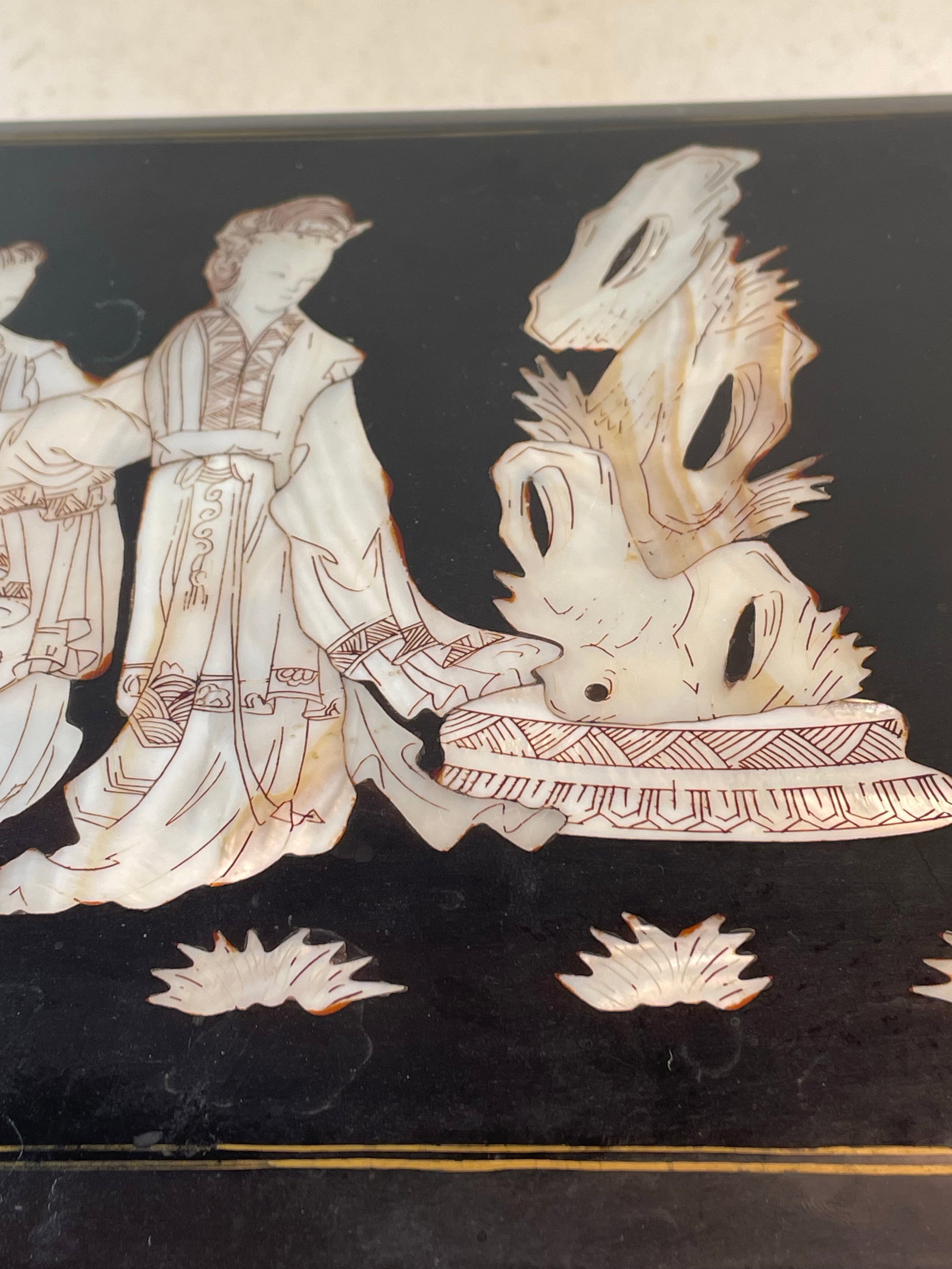 Mid 20th Century Asian Geisha Girl Scene Mother of Pearl Inlaid Black Lacquer Jewelry Box - 6