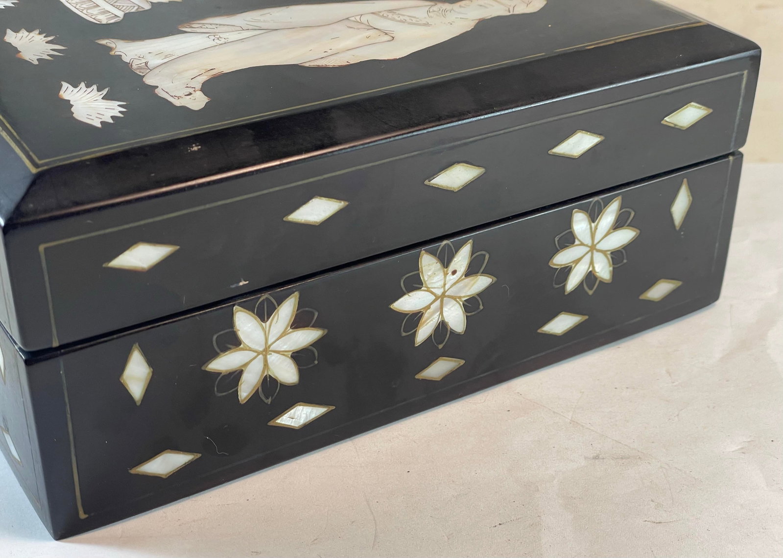 Mid 20th Century Asian Geisha Girl Scene Mother of Pearl Inlaid Black Lacquer Jewelry Box - 7