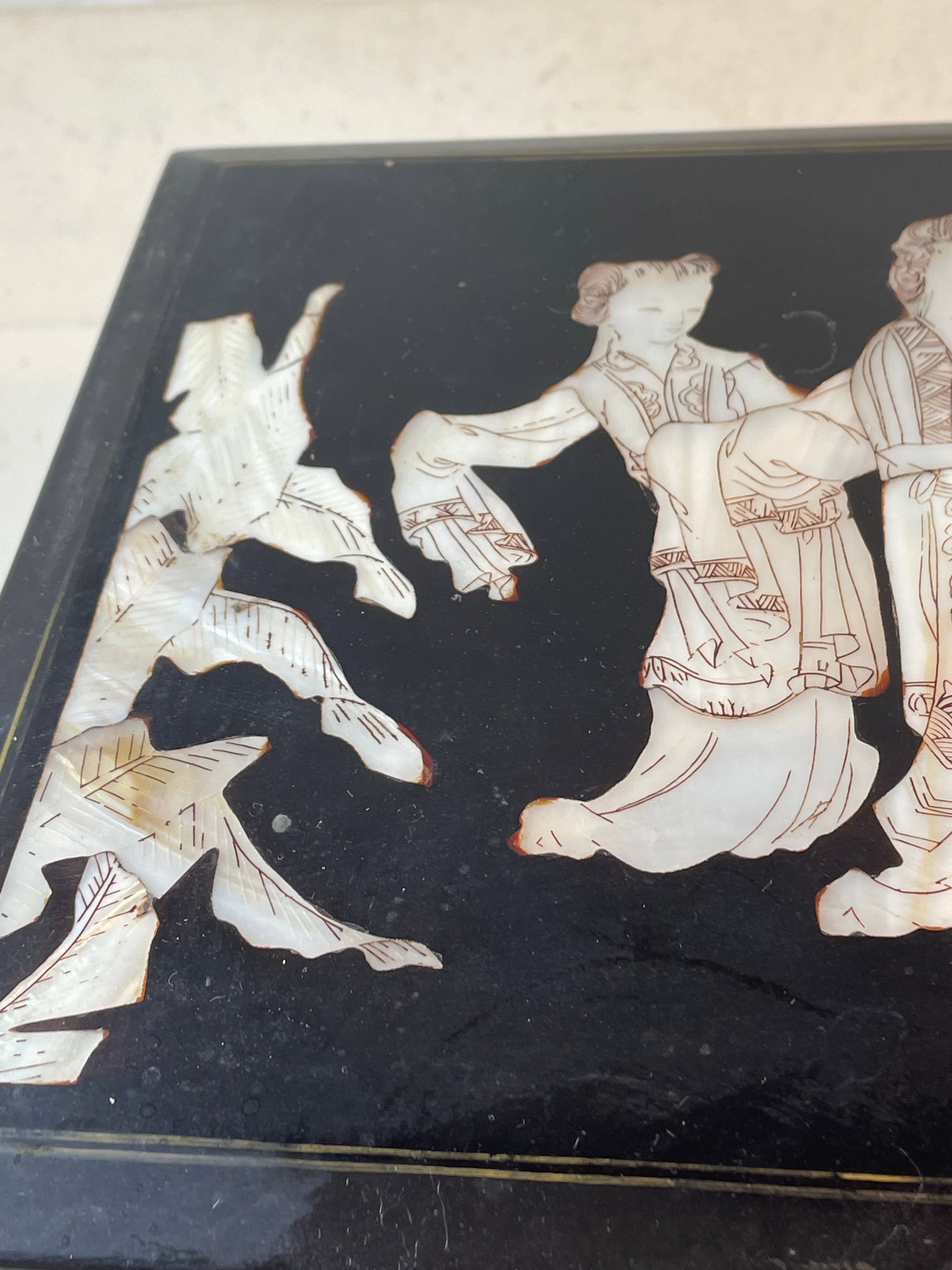 Mid 20th Century Asian Geisha Girl Scene Mother of Pearl Inlaid Black Lacquer Jewelry Box - 8