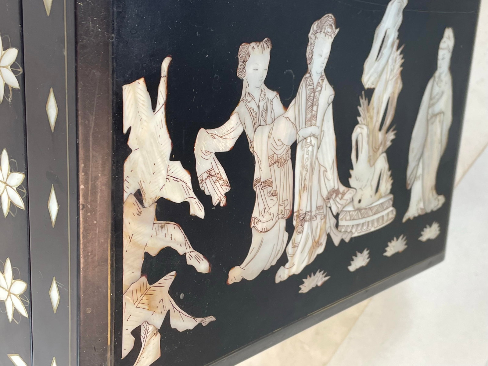 Mid 20th Century Asian Geisha Girl Scene Mother of Pearl Inlaid Black Lacquer Jewelry Box - 9