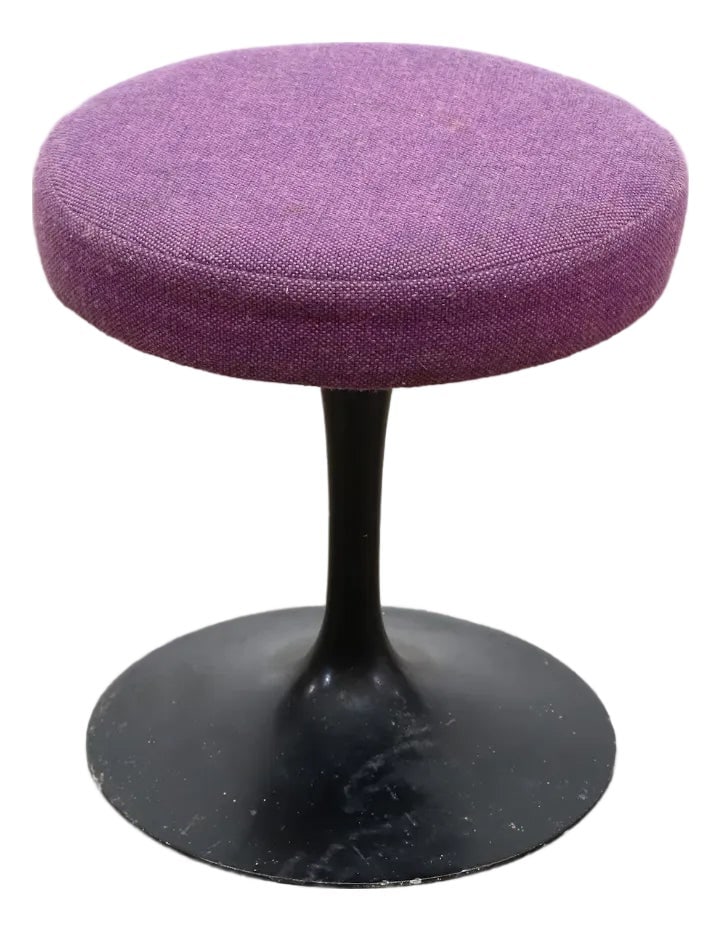 Mid 20th Century Eero Saarinen Br51 Swivel Tulip Chair - Black Base: A classic swivel tulip chair, model BR51, designed by Eero Saarinen. Featuring a sleek black base and iconic tulip form, this chair embodies mid-century modern elegance and functional design. Ideal fo