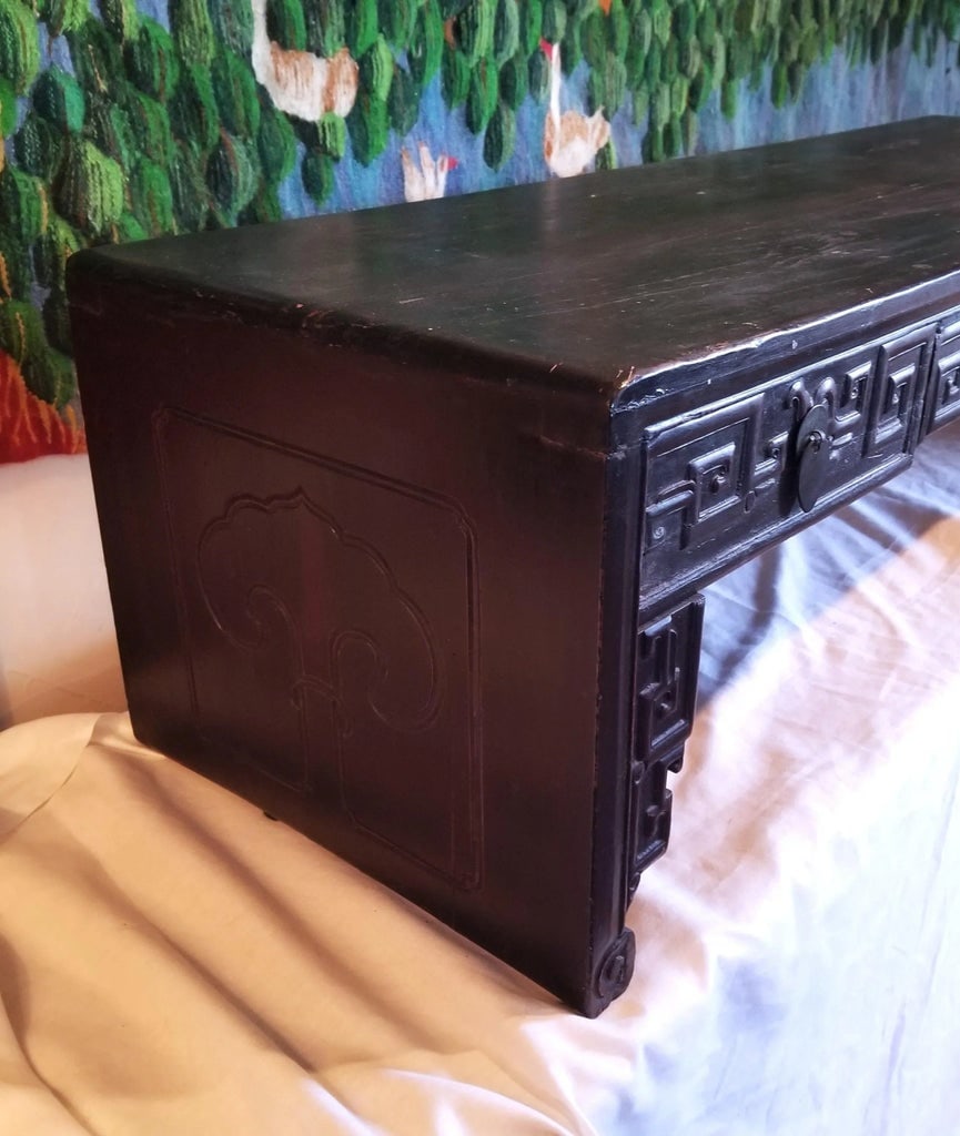 1940s Chinese Carved Elmwood Narrow Low Coffee Table With Two Drawers - 7