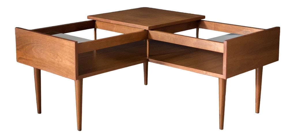 1960s Mid-Century Modern Milo Baughman Glenn of California Walnut Corner Table: Mid century corner table designed by Milo Baughman for Glenn of California in walnut. This piece includes two glass shelves and a removable centre tabletop. Lower magazine shelf allows for extra