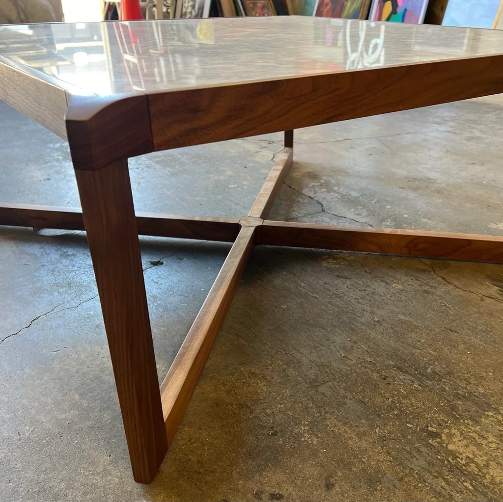 Mid 20th Century Mid Century Modern Coffee Table With Walnut Base and Marble Top. - 7
