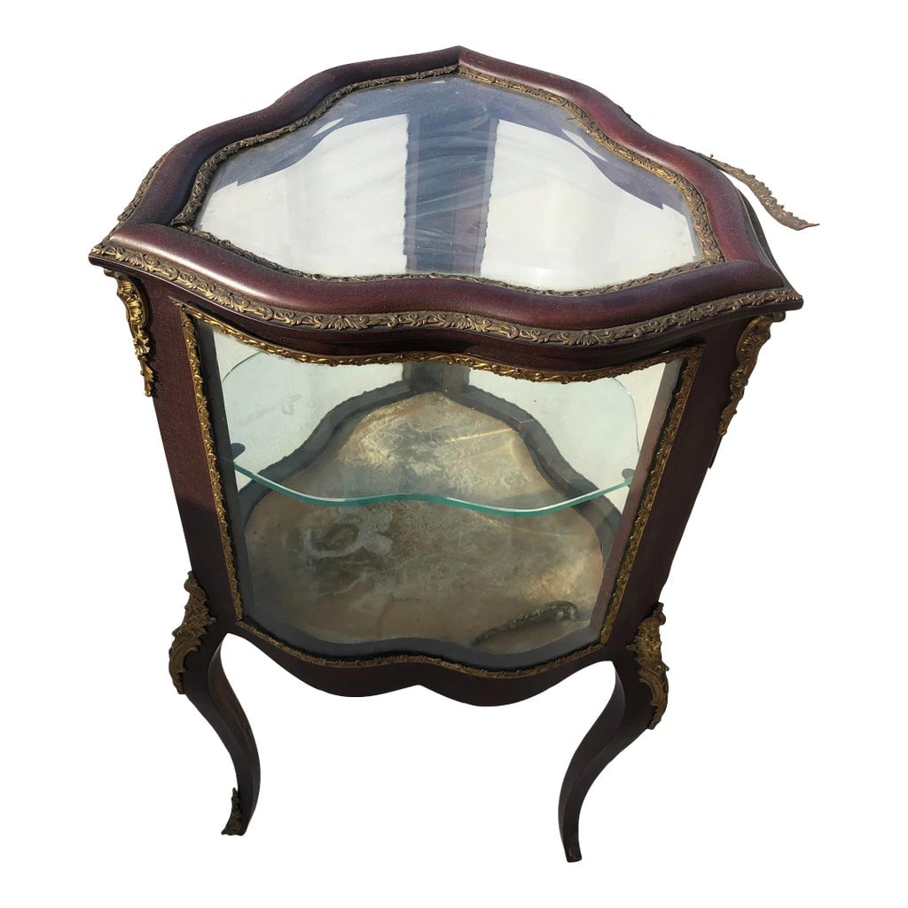 Late 19th Century Louis XV Style Curved Glass Vitrine: An antique French Louis XV style display vitrine with single door opening to shelved interior, bronze ormolu and raised on cabriole legs. Glass is undamaged but key is missing. Condition:
