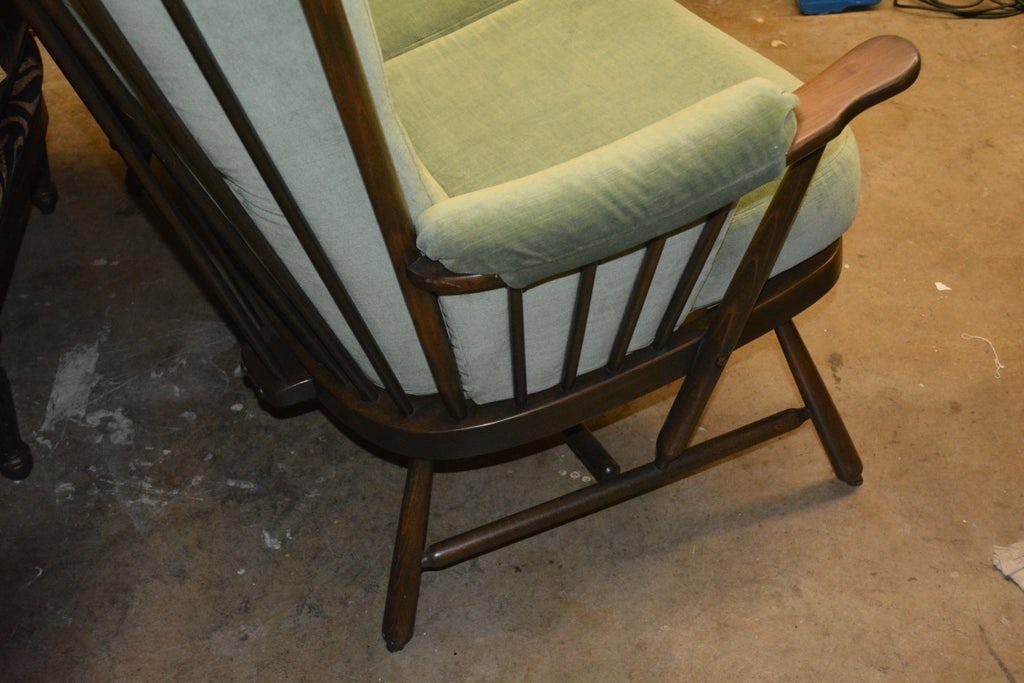 1960s Vintage Ercol Evergreen England Green Tufted Velvet & Wooden Spindle Back Settee Sofa With Ori - 2