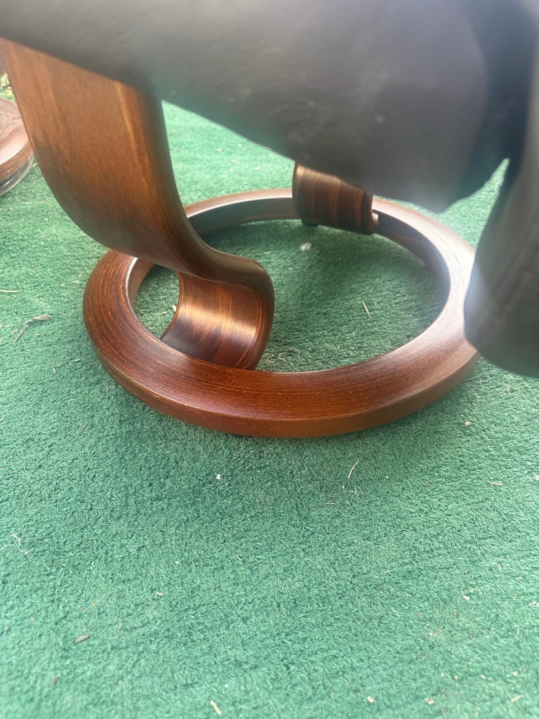 Late 20th Century Ekornes Stressless Espresso Leather Lounge Recliner and Ottoman - 6