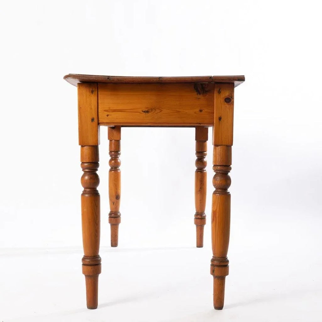 Late 19th Century English Scrubbed Pine One Drawer Farmhouse Kitchen Table - 4