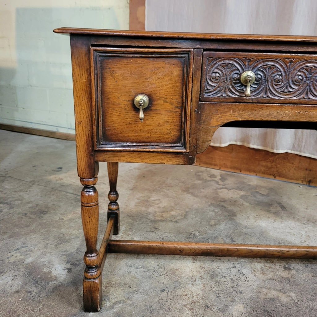 1930s English Oak Lady's Desk on Turned Legs With H Stretcher Base and Tear Drop Handles - 2