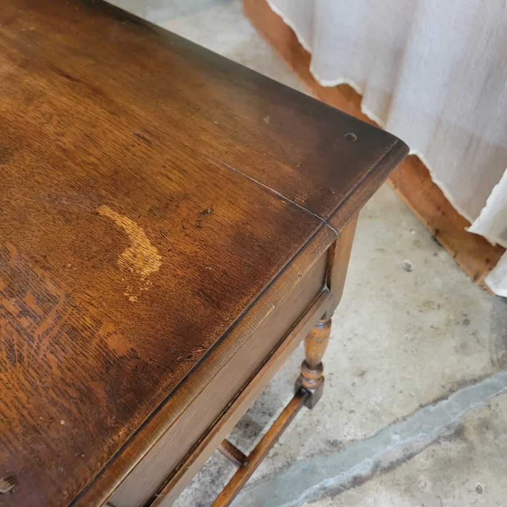 1930s English Oak Lady's Desk on Turned Legs With H Stretcher Base and Tear Drop Handles - 7