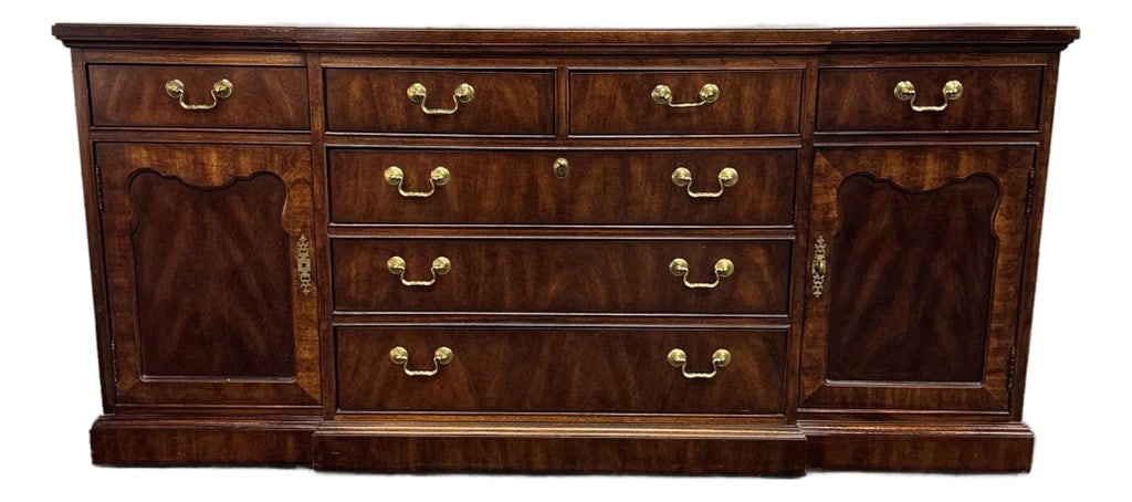 Thomasville Mahogany Collection Chippendale Style Long Dresser: Thomasville Mahogany Collection Chippendale Style Long Dresser banded top, 7 dovetailed drawers and two side storage compartments.Piece features solid heavy construction, beautiful wood grain, solid