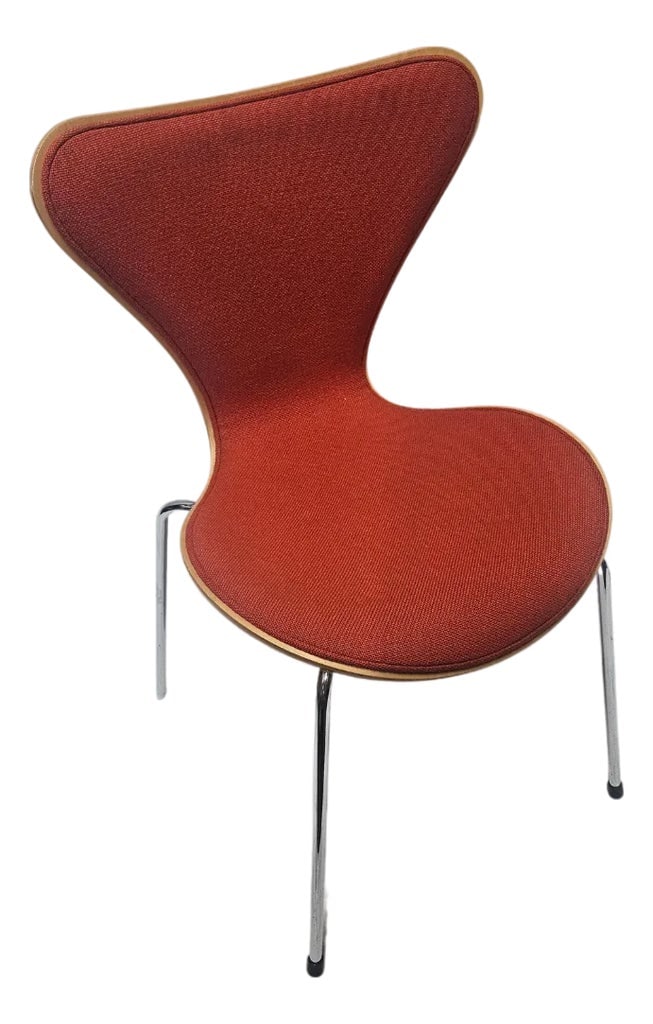 Fritz Hansen Series 7 Padded Chair in Red Fabric: This is the iconic Series 7 Chair, designed by Arne Jacobsen for Fritz Hansen. The Series 7 Chair, introduced in 1955, boasts an ideal shape for the human body, with a back that provides just the righ