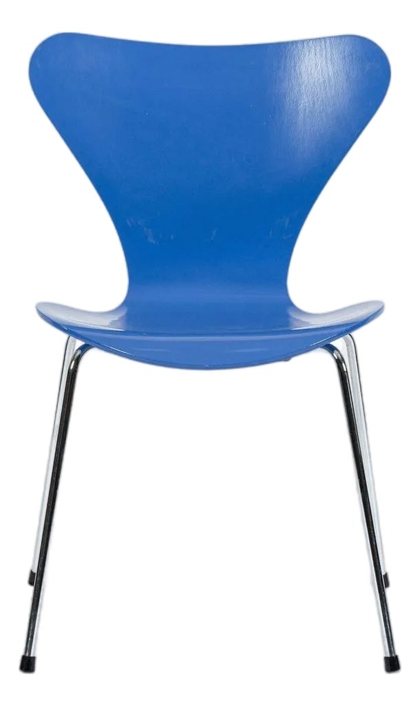 Blue Danish Modern Dining Chair Series 7 by Arne Jacobsen for Fritz Hansen: This Danish modern Series 7 Model 3107 chair designed by Arne Jacobsen for Fritz Hansen was manufactured in Denmark in 1991. The classic Danish modern design has a clean, minimalist aesthetic. This