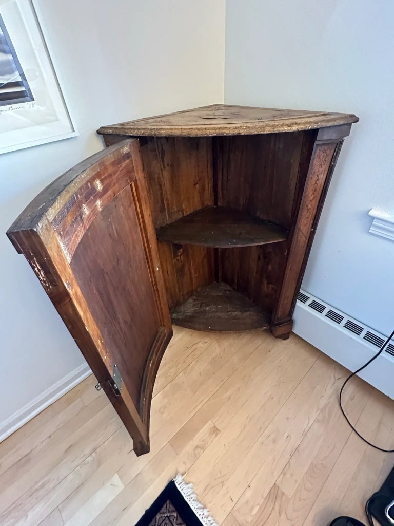 18th Century Austrian Inlaid Walnut Corner Cabinet - 2