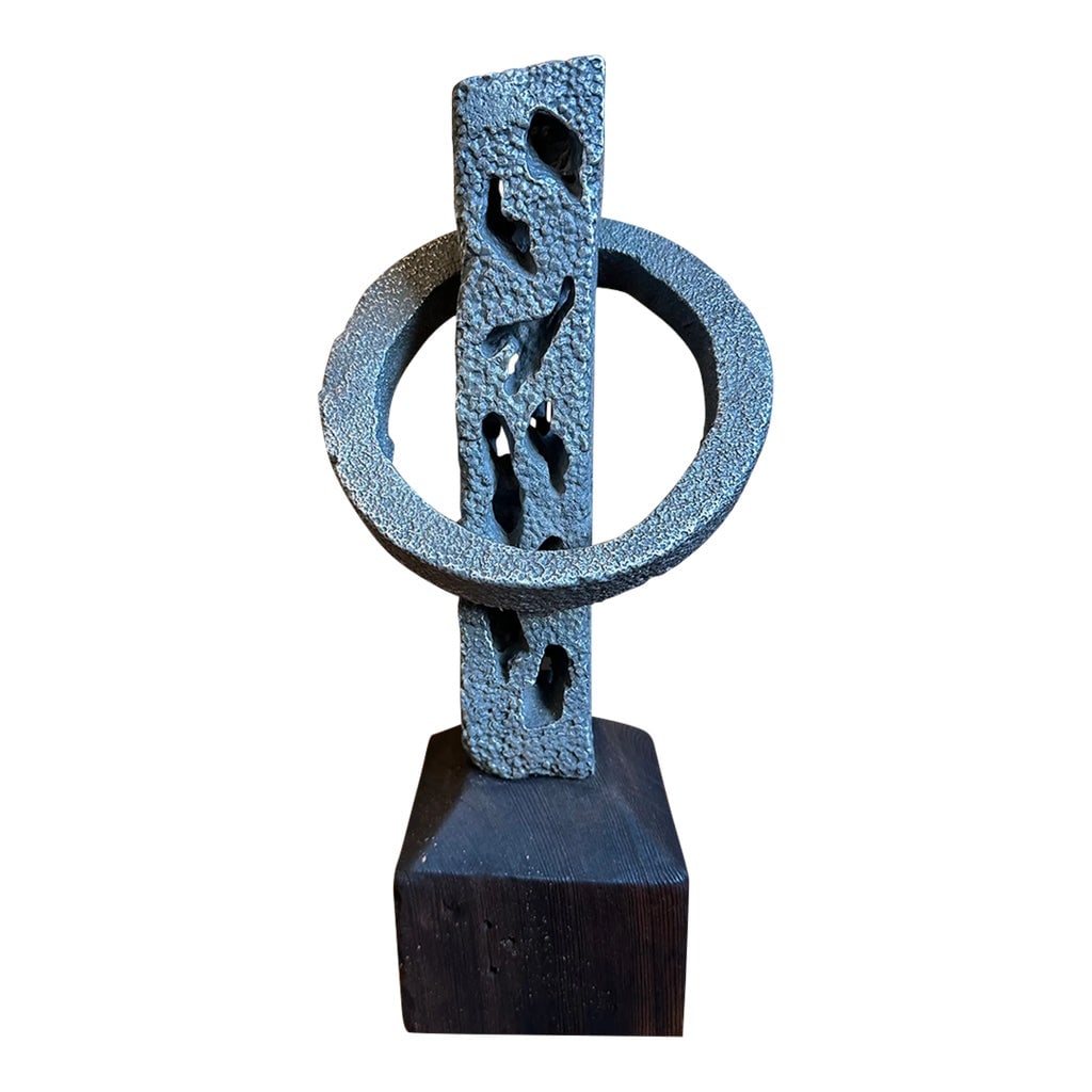 Vintage Signed 13" Hand Hammered Blackwashed Metal Sculpture on Wood Base in a Western Industrial St: Fabulous 13" Signed Hand Hammered Blackwashed Aluminum Sculpture, Upon a Rustic Wood Base. Bold, handsome brutalist design in a Western Industrial style. Great 2"x 2" vertical pillar with geometric de