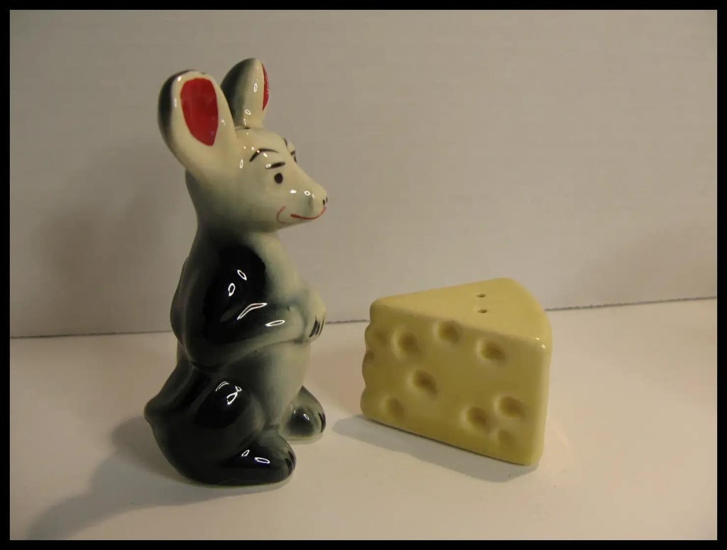 1940's Mouse and His Cheese Salt & Pepper Shakers Anthropomorphic - 3