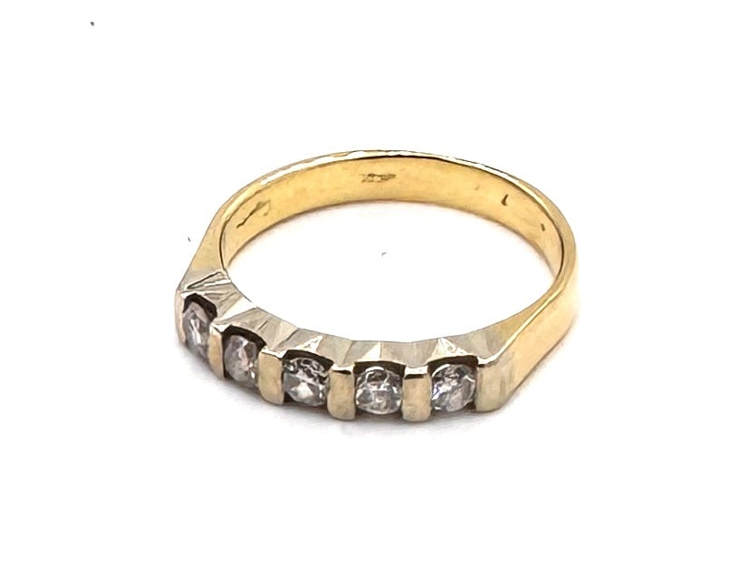 A DIAMOND HALF-ETERNITY BAND A classic "Alliance" ring in 18k yellow gold: A refined and timeless half-eternity band, masterfully crafted in 18k yellow gold (750/1000). The ring features a continuous row of seven round brilliant-cut diamonds, totaling approximatel