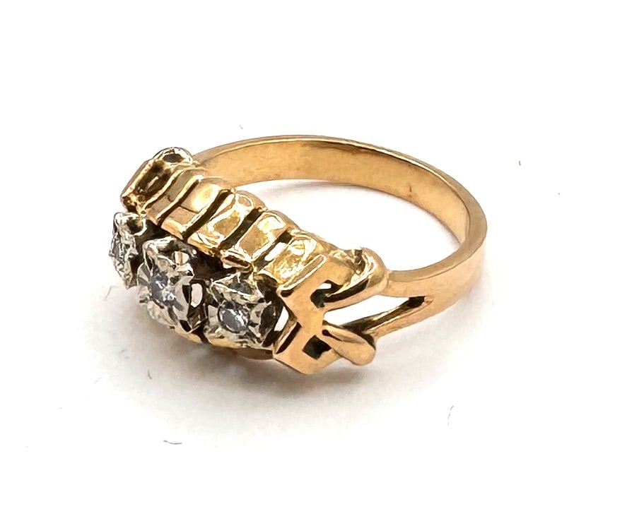 A DIAMOND GADROONED BAND RING A bold, textured statement design in 18k gold: An architectural and substantial dress ring, masterfully crafted in 18k yellow gold (750/1000). The design features a broad, domed profile characterized by a sophisticated gadrooned (ribbed