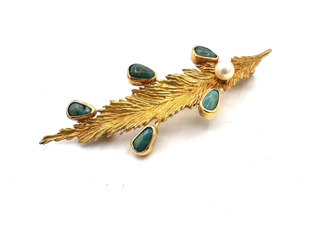 A TURQUOISE AND PEARL "FEATHER" BROOCH A naturalist spray design in 18k gold: An elegant and finely detailed brooch designed as a stylized plume or feather, masterfully crafted in 18k yellow gold (750/1000). The piece features delicate, swept-back gold fronds, textur