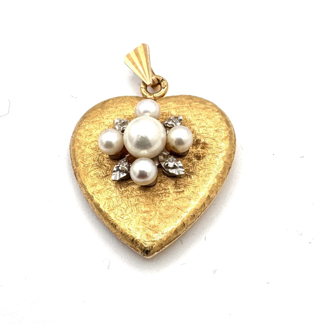 A DIAMOND AND SEED PEARL HEART-SHAPED LOCKET A romantic "Cassolette" pendant in 18k gold: A charming and sentimental heart-shaped locket, masterfully crafted in polished 18k yellow gold (750/1000). The front of the pendant is exquisitely pavé-set with a shimmering field of round