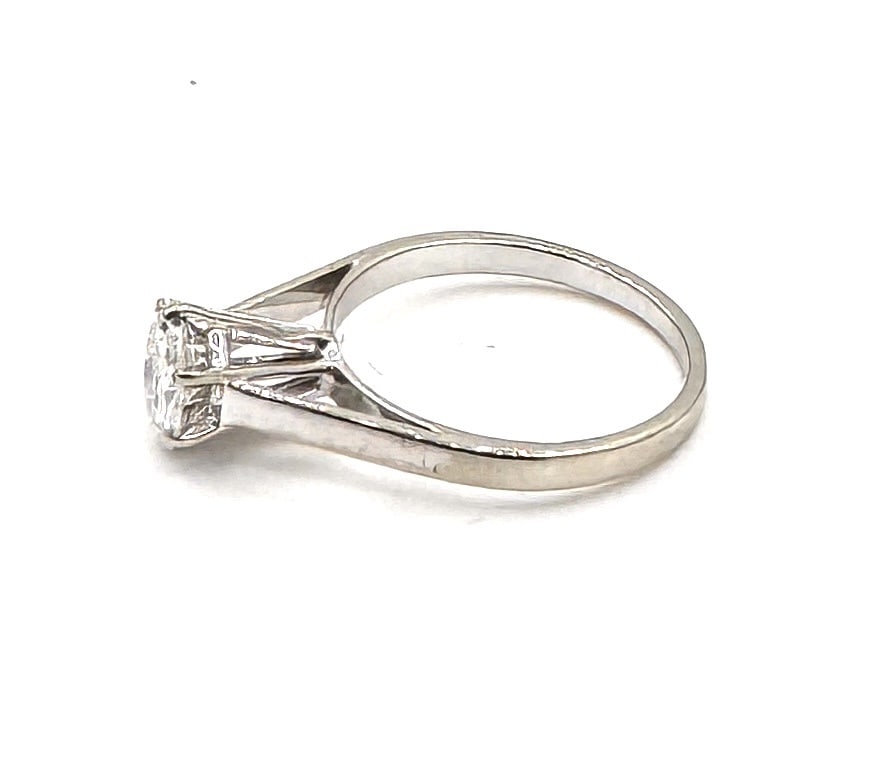 A FINE DIAMOND SOLITAIRE RING Diamond and 18k White Gold (1 of 2)