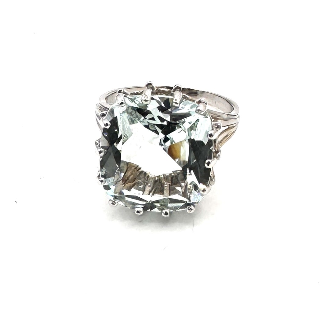 AN IMPORTANT AQUAMARINE COCKTAIL RING A mid-century statement design in 18k gold: A magnificent and sculptural cocktail ring of impressive proportions, masterfully crafted in 18k yellow gold (750/1000). The centerpiece is a high-carat rectangular step-cut aquamarine, mea