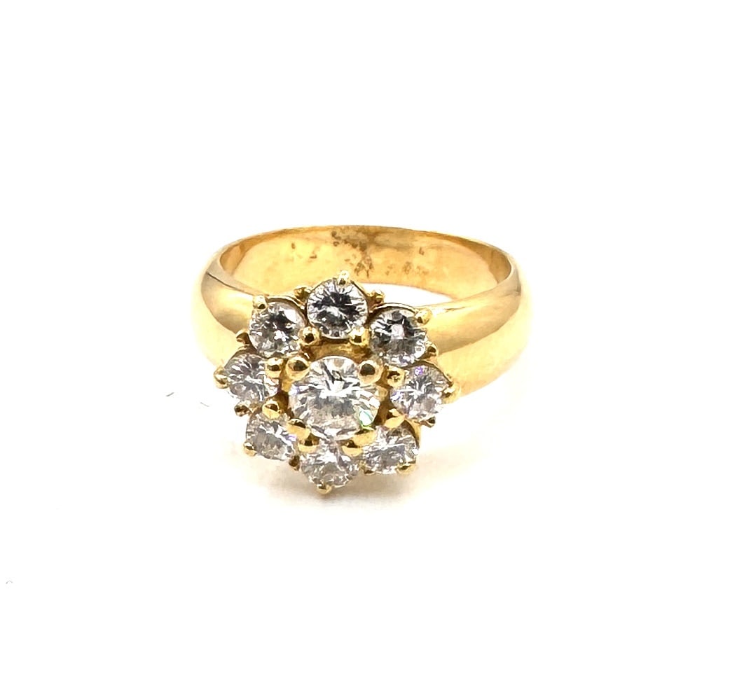 AN IMPORTANT DIAMOND "MARGUERITE" CLUSTER RING A high-jewelry statement of exceptional brilliance: A magnificent and voluminous "Marguerite" floral cluster ring, masterfully crafted in 18k yellow gold (750/1000). This piece represents the pinnacle of the classic flower-head design, centered upon a 