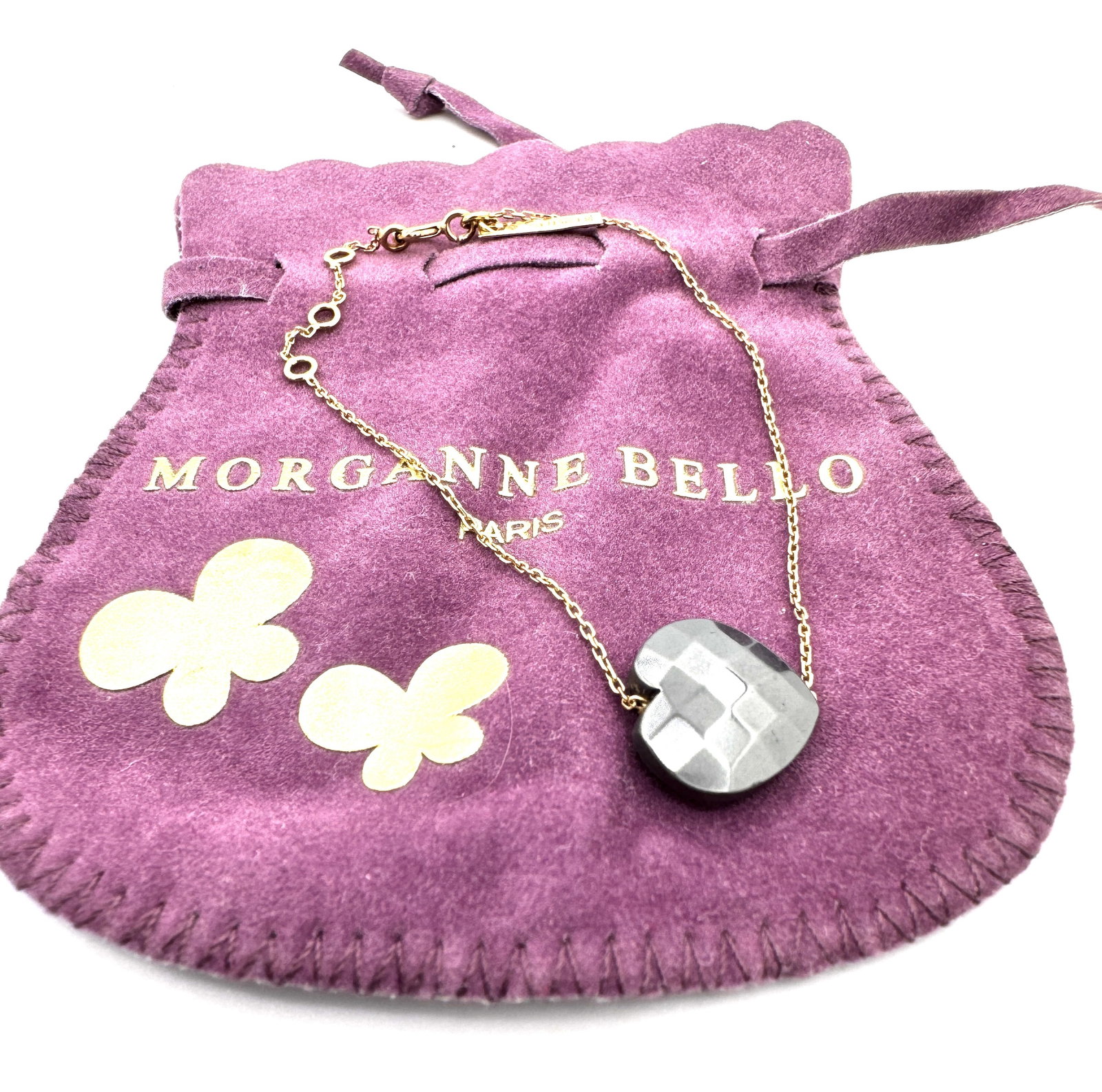 A 'FRISETTE' ONYX BRACELET, BY MORGANNE BELLO Designed as a sculpted hardstone clover on an 18k gold: An elegant and quintessential creation by the Parisian jewelry house Morganne Bello, from the celebrated 'Friette' collection. The bracelet features a signature clover-shaped black onyx, masterfully c