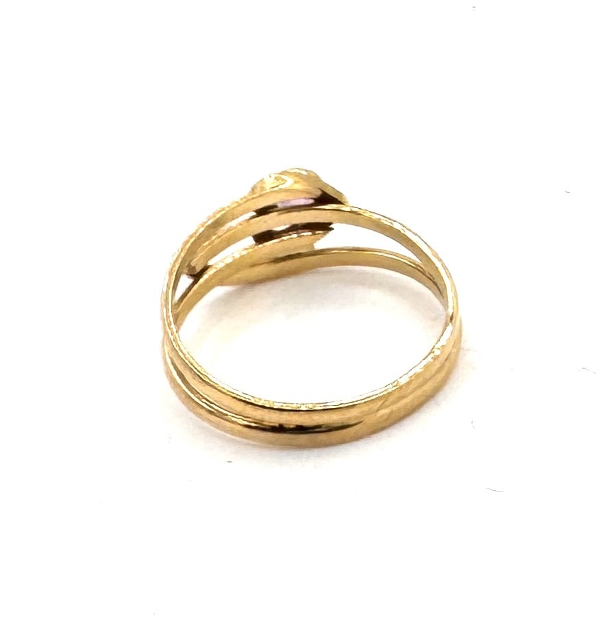 A MODERN PINK SAPPHIRE BYPASS RING Designed as an adjustable multi-band wrap in 18k gold: A contemporary bypass-style ring of fluid, sculptural design, crafted in polished 18k yellow gold (750/1000). The ring features a triple-layered band construction that converges into a styl