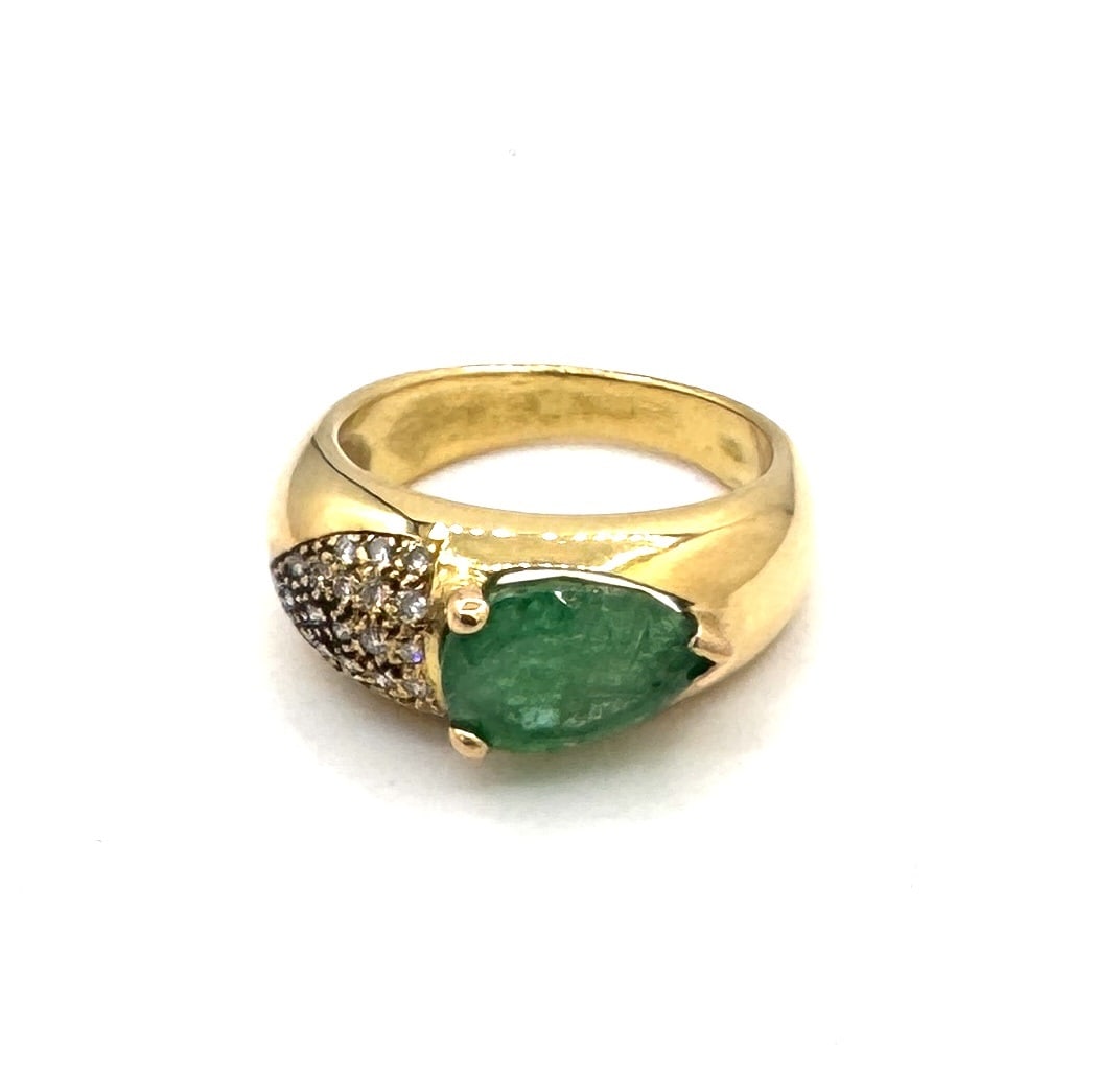 AN IMPORTANT EMERALD AND DIAMOND DRESS RING A bold architectural statement in 18k gold: An impressive and substantial dress ring of contemporary design, masterfully crafted in 18k yellow gold (750/1000). The centerpiece features a high-quality rectangular step-cut emerald, measuring appr