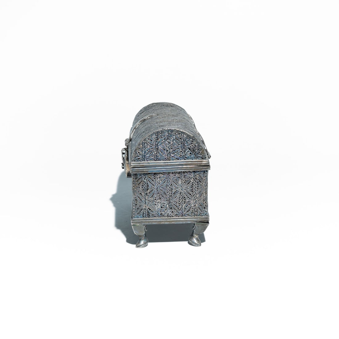 Indo-Portuguese silver filigree casket Sec. XVII: This specific style is characteristic of Indo-Portuguese art, produced in centers like Goa during the 17th and 18th centuries. These chests were highly prized luxury items used to store jewelry, relic