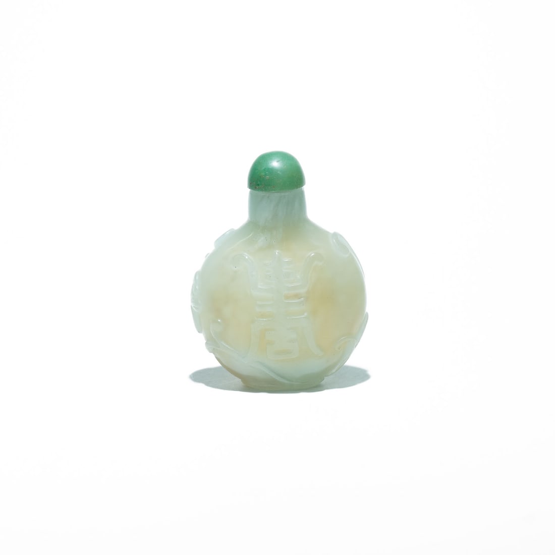 Chinese Celadon Jade Snuff Bottle Qing Dynasty (1644-1912): The pale green, translucent appearance is consistent with celadon jade. The darker green stopper is often made of a contrasting material like jadeite or green gla